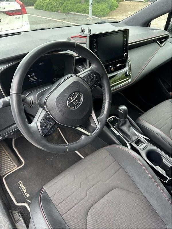 Vit Begagnad 2020 Toyota Corolla Hybrid Executive Halvkombi | 210 000 kr (Bra pris) - Bild 1/4