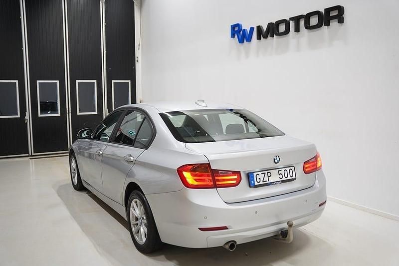 Begagnad BMW 318 143 HK (105 kW) 2012 Silver Sedan