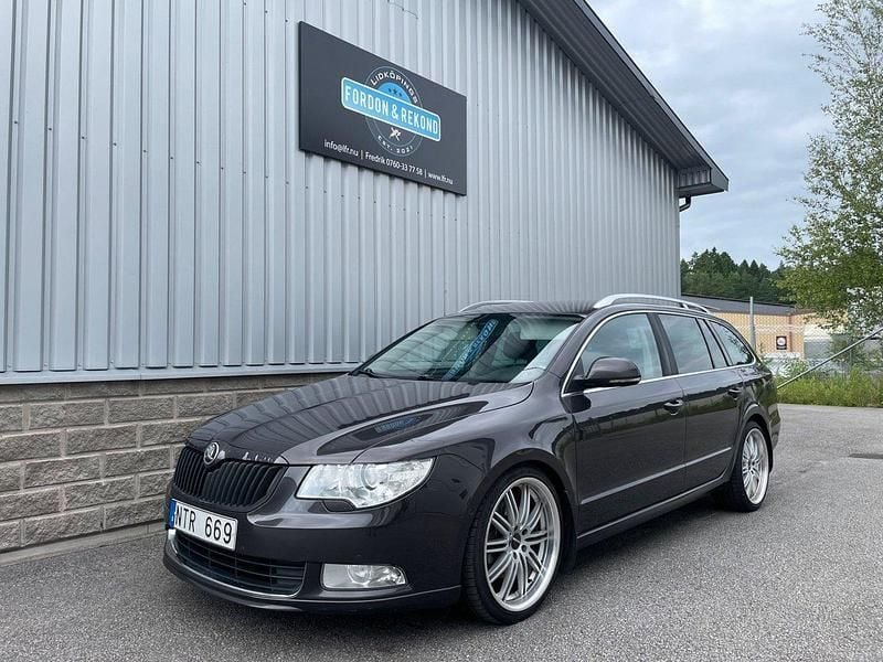 Mörkbrun (gråmetallic) Begagnad 2012 Skoda Superb Elegance Kombi | 49 900 kr (Bra pris) - Bild 1/4