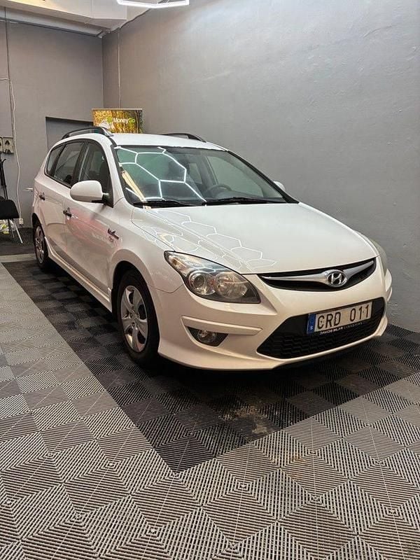 Vit Begagnad 2011 Hyundai i30 Select Kombi | 39 500 kr (Marknadspris) - Bild 1/4