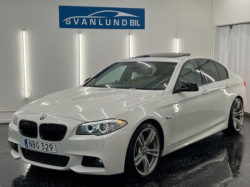 Vit Begagnad 2012 BMW 530 M Sport Sedan | 179 800 kr (Marknadspris) - Bild 1/4