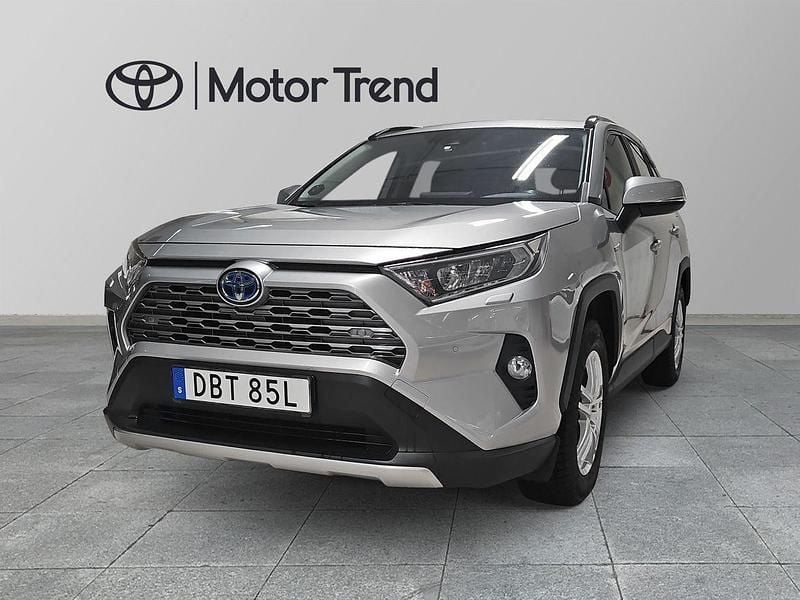 Silver Begagnad 2019 Toyota RAV4 Hybrid Active SUV | 289 900 kr (Marknadspris) - Bild 1/4