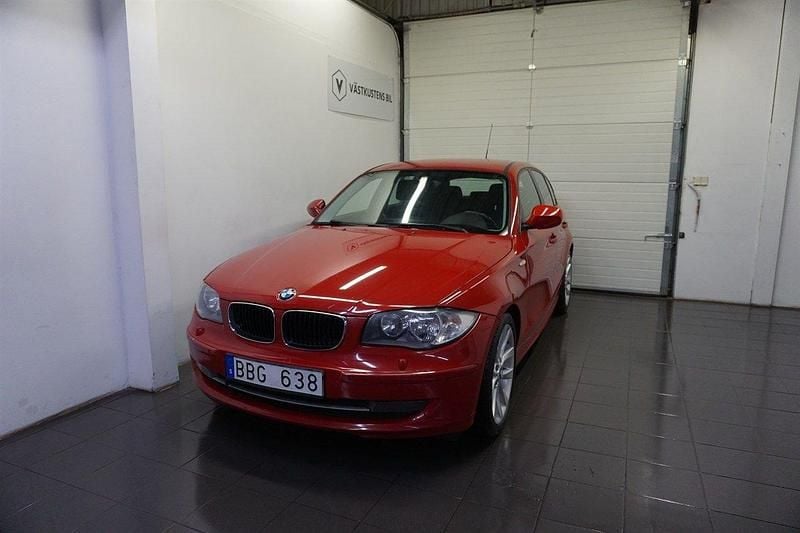 Röd Begagnad 2011 BMW 118 Comfort Edition Halvkombi | 99 900 kr (Marknadspris) - Bild 1/4