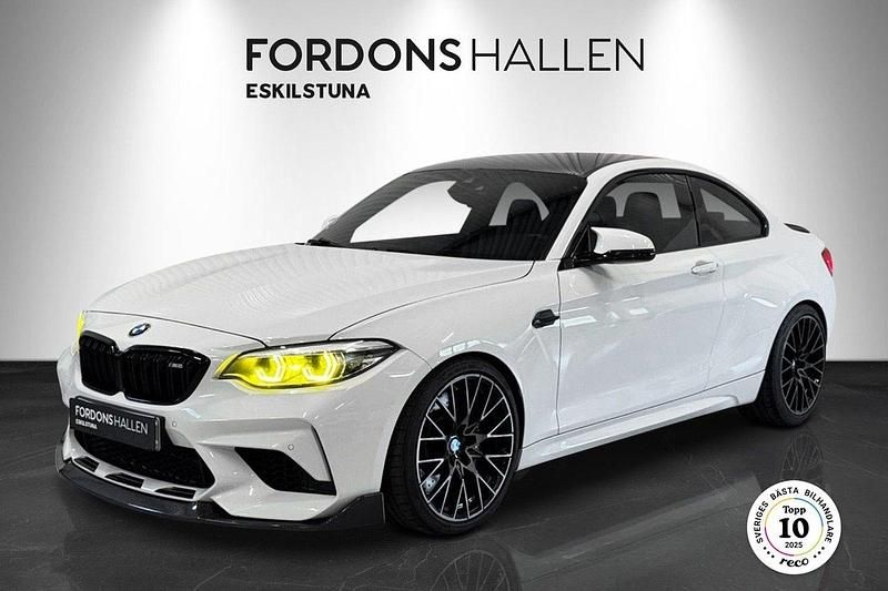 Grå (vit) Begagnad 2019 BMW M2 Competition Edition Sportkupé | 529 900 kr (Marknadspris) - Bild 1/4