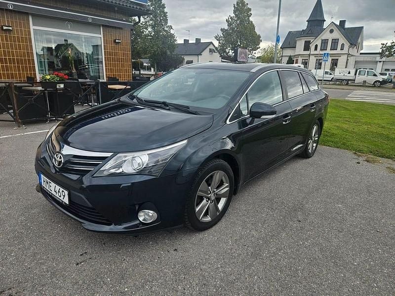 Mörkblå Begagnad 2014 Toyota Avensis Edition Kombi | 99 900 kr (Marknadspris) - Bild 1/4