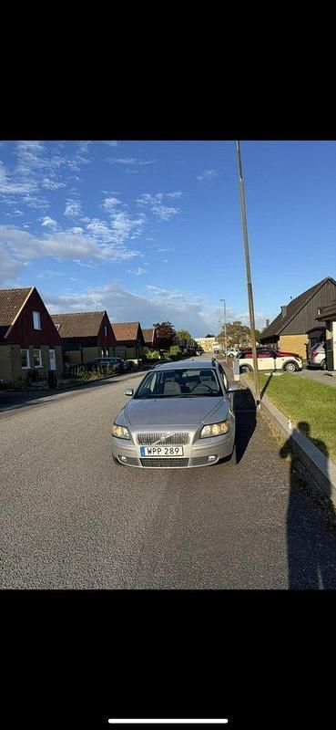 Grå Begagnad 2005 Volvo V50 Kinetic Kombi | 24 000 kr (Marknadspris) - Bild 1/4