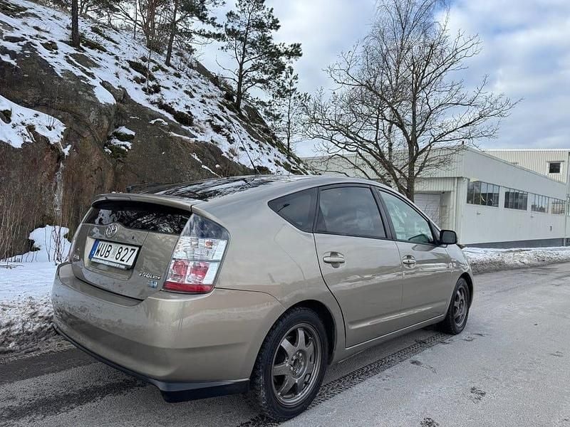 Begagnad Toyota Prius 112 HK (82 kW) 2005 Brun Halvkombi