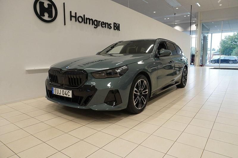 Grön Begagnad 2024 BMW 520 Shadowline Kombi | 618 800 kr - Bild 1/4
