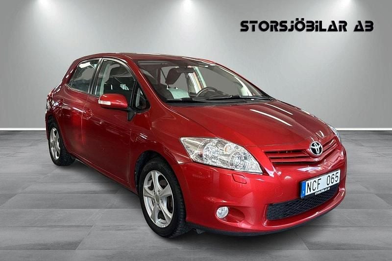 Mörkröd Begagnad 2012 Toyota Auris Plus Halvkombi | 99 000 kr (Marknadspris) - Bild 1/4