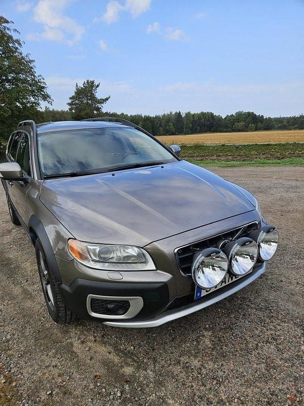 Grå Begagnad 2010 Volvo XC70 Summum SUV | 109 000 kr (Marknadspris) - Bild 1/4