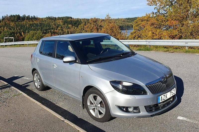 Silver Begagnad 2014 Skoda Fabia Ambiente Halvkombi | 85 000 kr (Marknadspris) - Bild 1/2