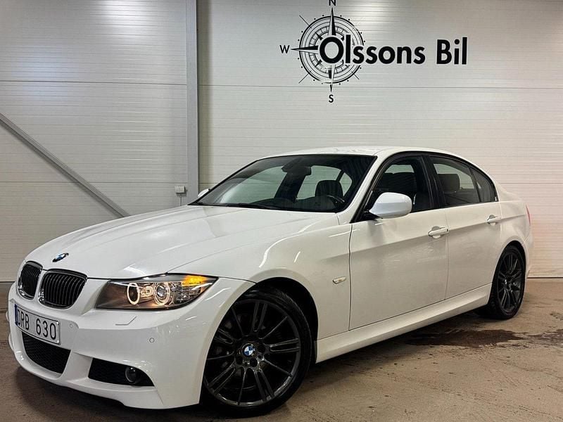 Vit Begagnad 2011 BMW 330 M Sport Sedan | 159 900 kr (Dyr) - Bild 1/4
