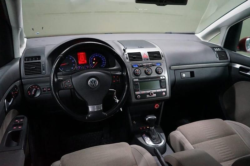 Begagnad VW Touran Highline 140 HK (102 kW) 2008 Röd Minibuss