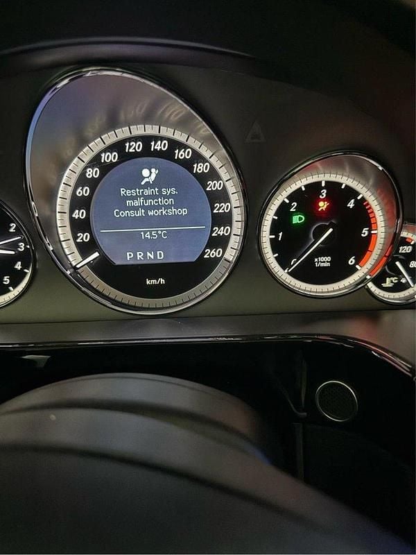 Grå Begagnad 2011 Mercedes E220 AMG Sedan | 117 000 kr (Marknadspris) - Bild 1/4
