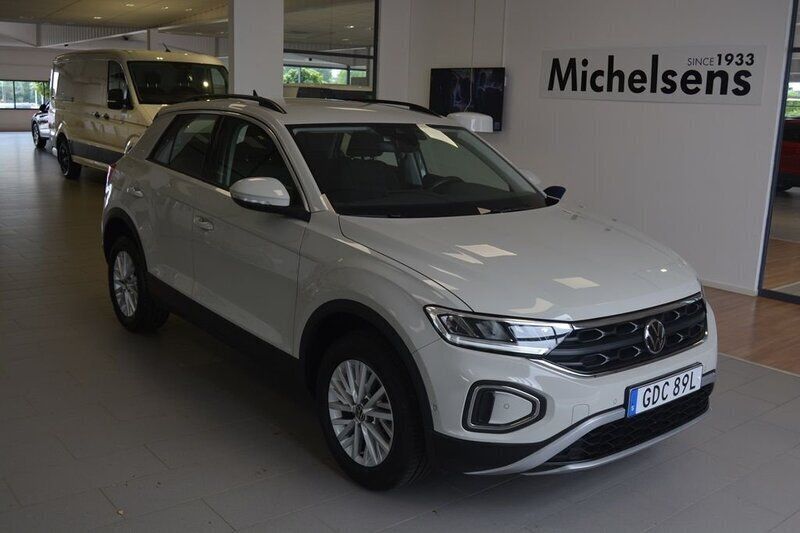 Grå Begagnad 2022 VW T-Roc Life SUV | 219 900 kr (Marknadspris) - Bild 1/4