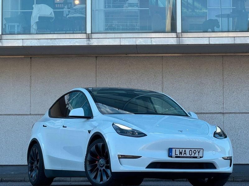 Vit Begagnad 2023 Tesla Model Y Performance SUV | 434 900 kr - Bild 1/4