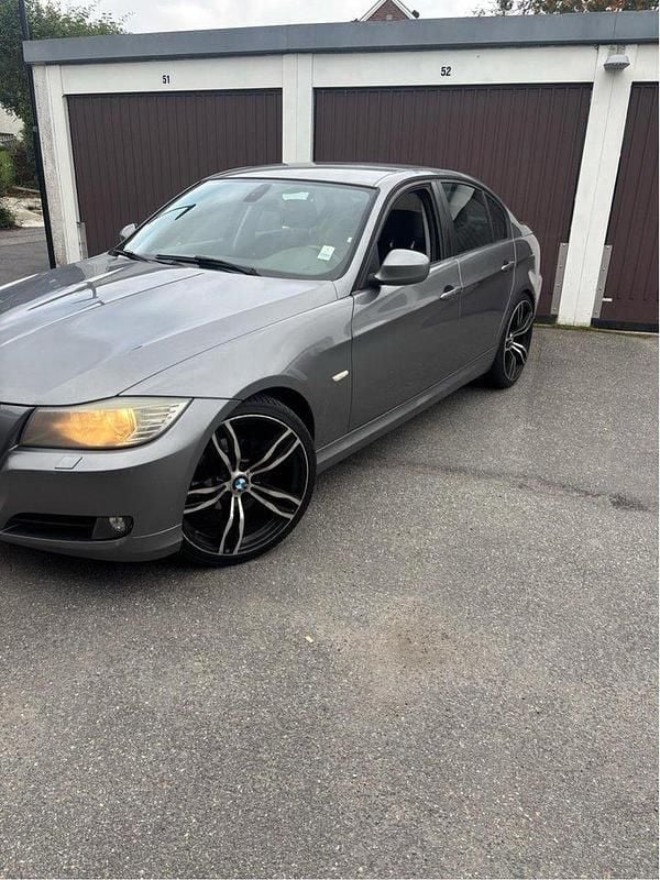 Grå Begagnad 2011 BMW 318 Comfort Edition Sedan | 79 000 kr (Marknadspris) - Bild 1/4