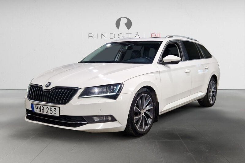 Vit Begagnad 2016 Skoda Superb LAURIN & KLEMENT Kombi | 139 900 kr (Marknadspris) - Bild 1/3