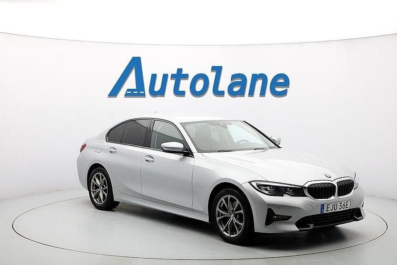 Silver (silver metallic ) Begagnad 2020 BMW 320 Shadowline Sedan | 269 900 kr (Bra pris) - Bild 1/3