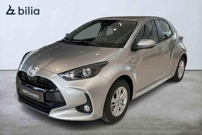 Silver Ny 2024 Toyota Yaris Hybrid Active Halvkombi | 271 800 kr (Marknadspris) - Bild 1/1