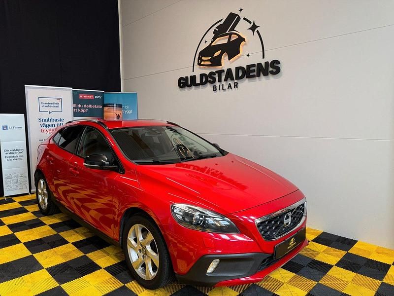 Röd Begagnad 2014 Volvo V40 CC Summum Kombi | 166 900 kr (Marknadspris) - Bild 1/4
