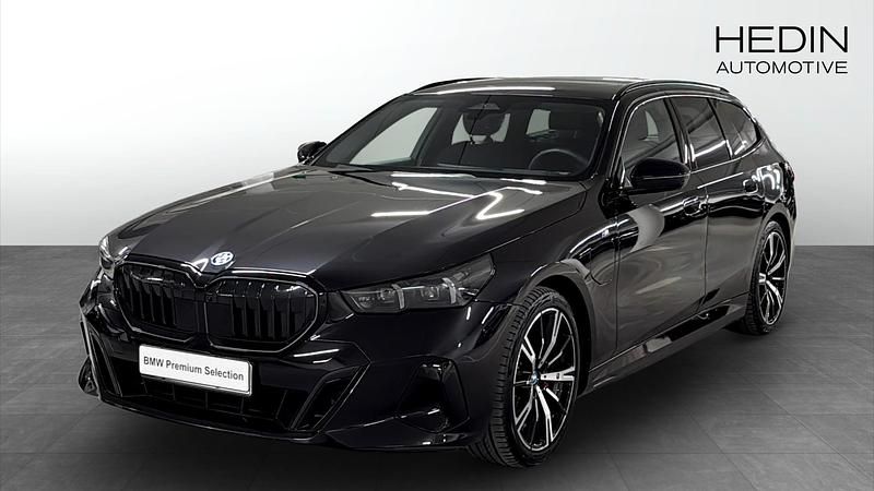 Svart Begagnad 2025 BMW 530e M Sport Kombi | 718 700 kr (Lite dyr) - Bild 1/4