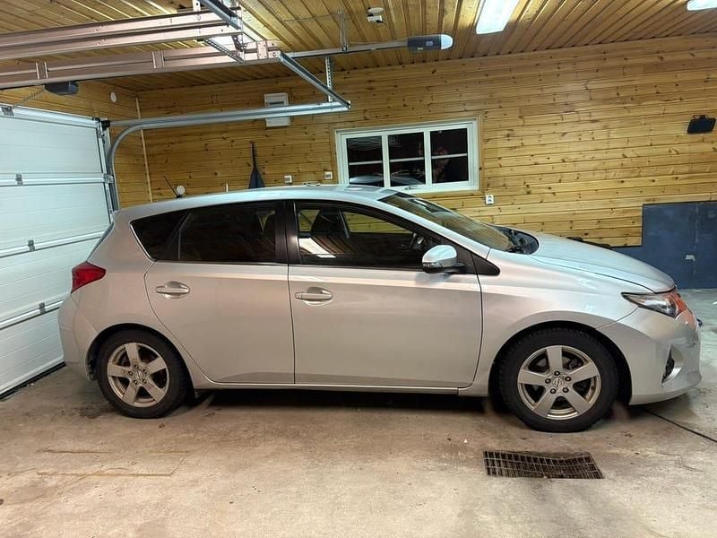 Begagnad 2013 Toyota Auris Halvkombi | 79 000 kr (Marknadspris) - Bild 1/4