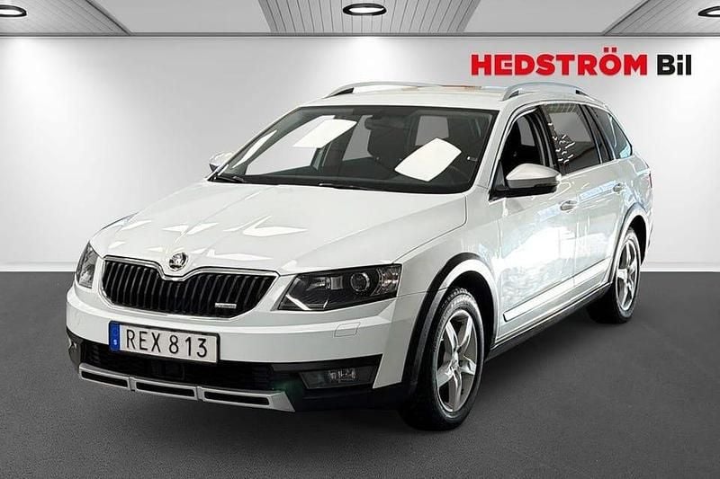 Vit Begagnad 2016 Skoda Octavia Scout Kombi | 149 000 kr (Marknadspris) - Bild 1/4