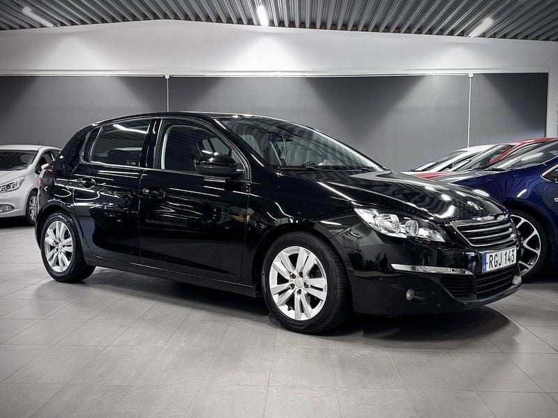 Svart Begagnad 2013 Peugeot 308 Active Halvkombi | 74 900 kr (Marknadspris) - Bild 1/3