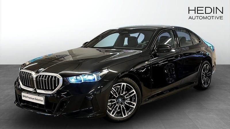 Svart Begagnad 2025 BMW 530 M Sport Sedan | 608 700 kr - Bild 1/4