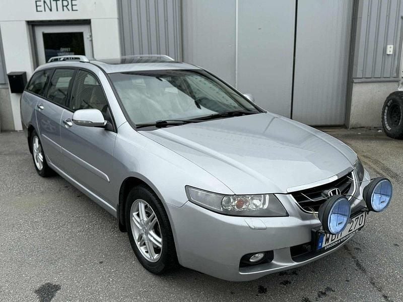 Silver Begagnad 2004 Honda Accord Executive Kombi | 49 000 kr (Lite dyr) - Bild 1/4