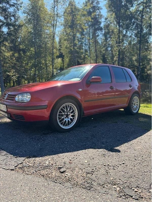 Röd Begagnad 2003 VW Golf IV Basis Halvkombi | 15 500 kr (Bra pris) - Bild 1/4