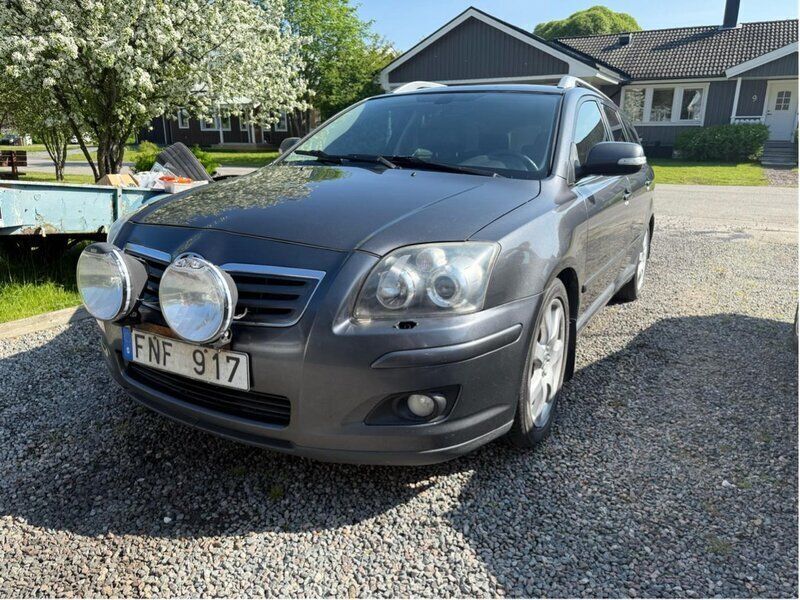 Grå Begagnad 2007 Toyota Avensis Kombi | 31 000 kr (Marknadspris) - Bild 1/4
