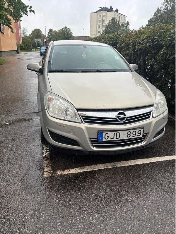 Grå Begagnad 2008 Opel Astra Halvkombi | 25 000 kr (Dyr) - Bild 1/4