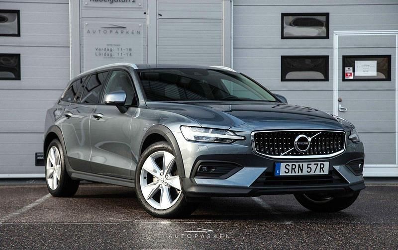 Grå Begagnad 2020 Volvo V60 CC Momentum Kombi | 269 000 kr (Marknadspris) - Bild 1/4