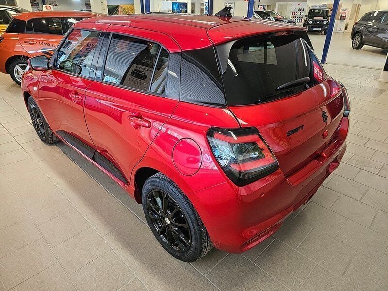 Begagnad Suzuki Swift 83 HK (61 kW) 2024 Röd Halvkombi