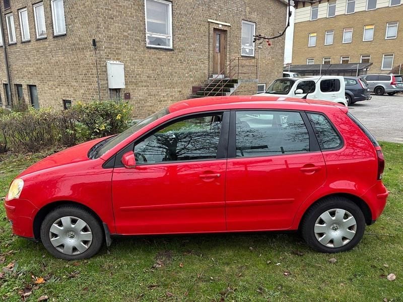 Röd Begagnad 2006 VW Polo Comfortline Halvkombi | 39 900 kr (Marknadspris) - Bild 1/4
