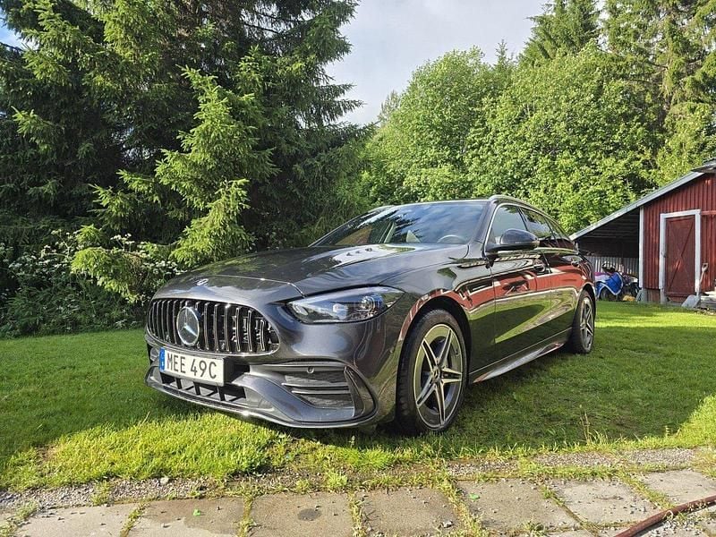 Grå Begagnad 2024 Mercedes C300e Kombi | 540 000 kr (Lite dyr) - Bild 1/4
