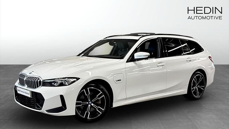Begagnad BMW 330e M Sport 2023 Vit Kombi