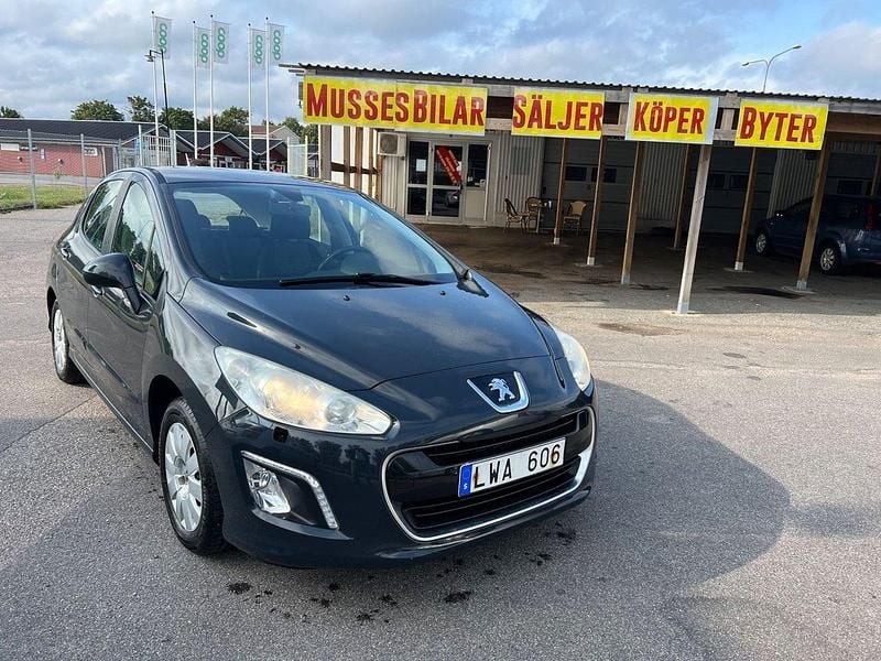 Mörkgrå (grå) Begagnad 2011 Peugeot 308 Halvkombi | 45 000 kr (Marknadspris) - Bild 1/4