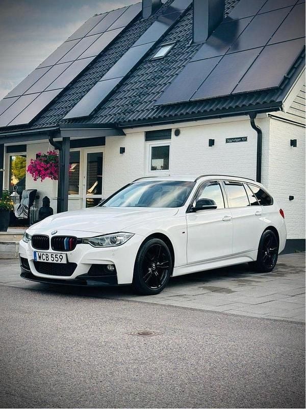Vit Begagnad 2015 BMW 320 M Sport Kombi | 129 900 kr (Marknadspris) - Bild 1/4