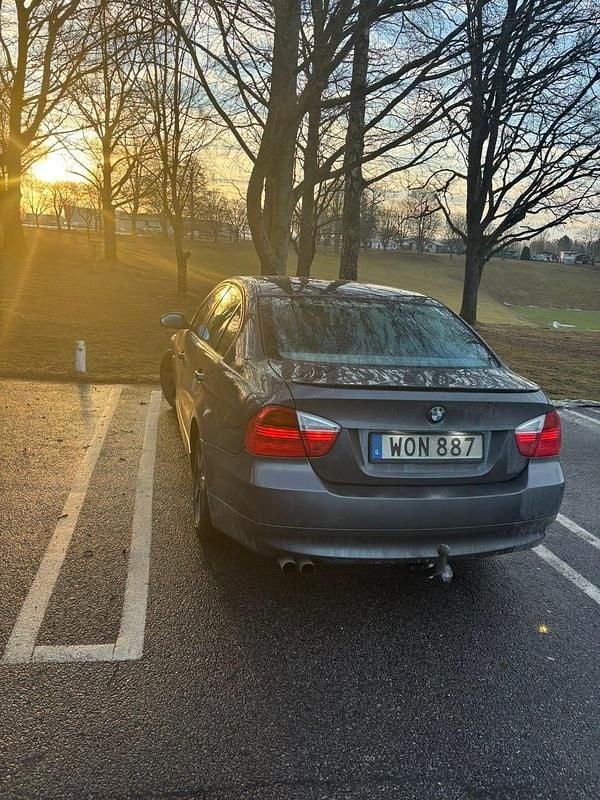 Begagnad BMW 325 218 HK (160 kW) 2005 Sedan