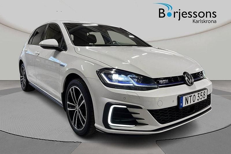 Vit Begagnad 2020 VW Golf VIII GTE Halvkombi | 219 000 kr (Bra pris) - Bild 1/4