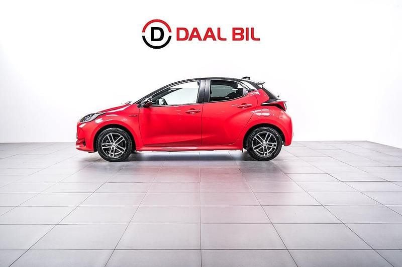 Svart Begagnad 2021 Toyota Yaris Hybrid Halvkombi | 219 700 kr (Lite dyr) - Bild 1/4