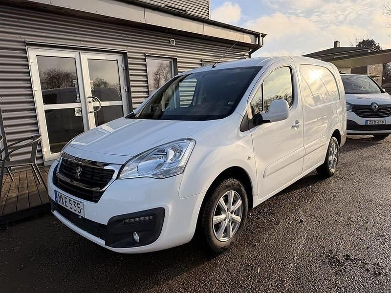 Vit Begagnad 2016 Peugeot Partner Minibuss | 109 000 kr (Lite dyr) - Bild 1/4