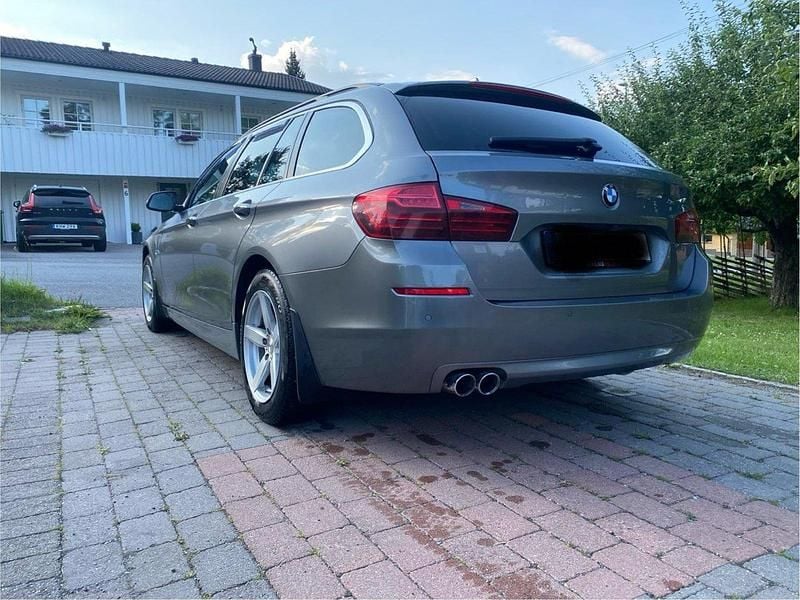 Grå Begagnad 2016 BMW 520 M Sport Kombi | 158 999 kr (Marknadspris) - Bild 1/4