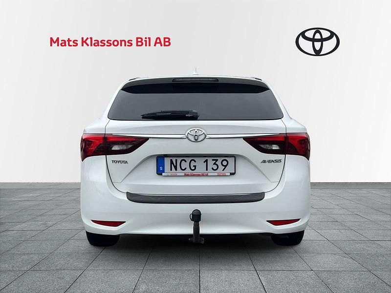 Begagnad Toyota Avensis 144 HK (105 kW) 2015 Vit Kombi