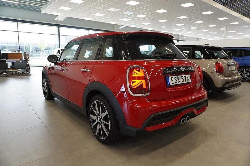 Begagnad Mini Cooper 179 HK (131 kW) 2022 Röd Halvkombi