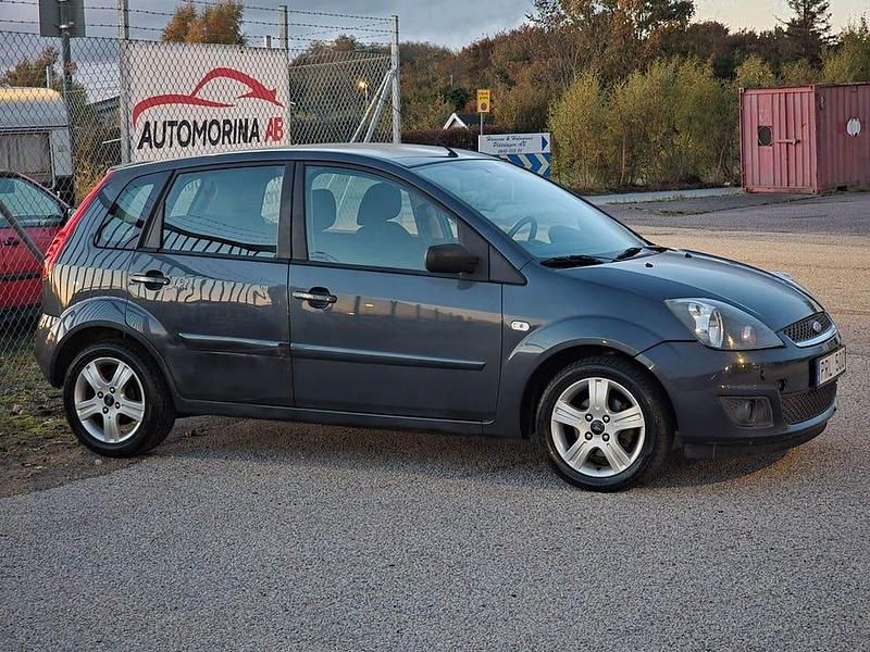 Begagnad Ford Fiesta 80 HK (58 kW) 2008 Grå Halvkombi