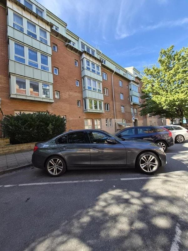 Grå Begagnad 2018 BMW 330 Sport Line Sedan | 215 000 kr (Bra pris) - Bild 1/4